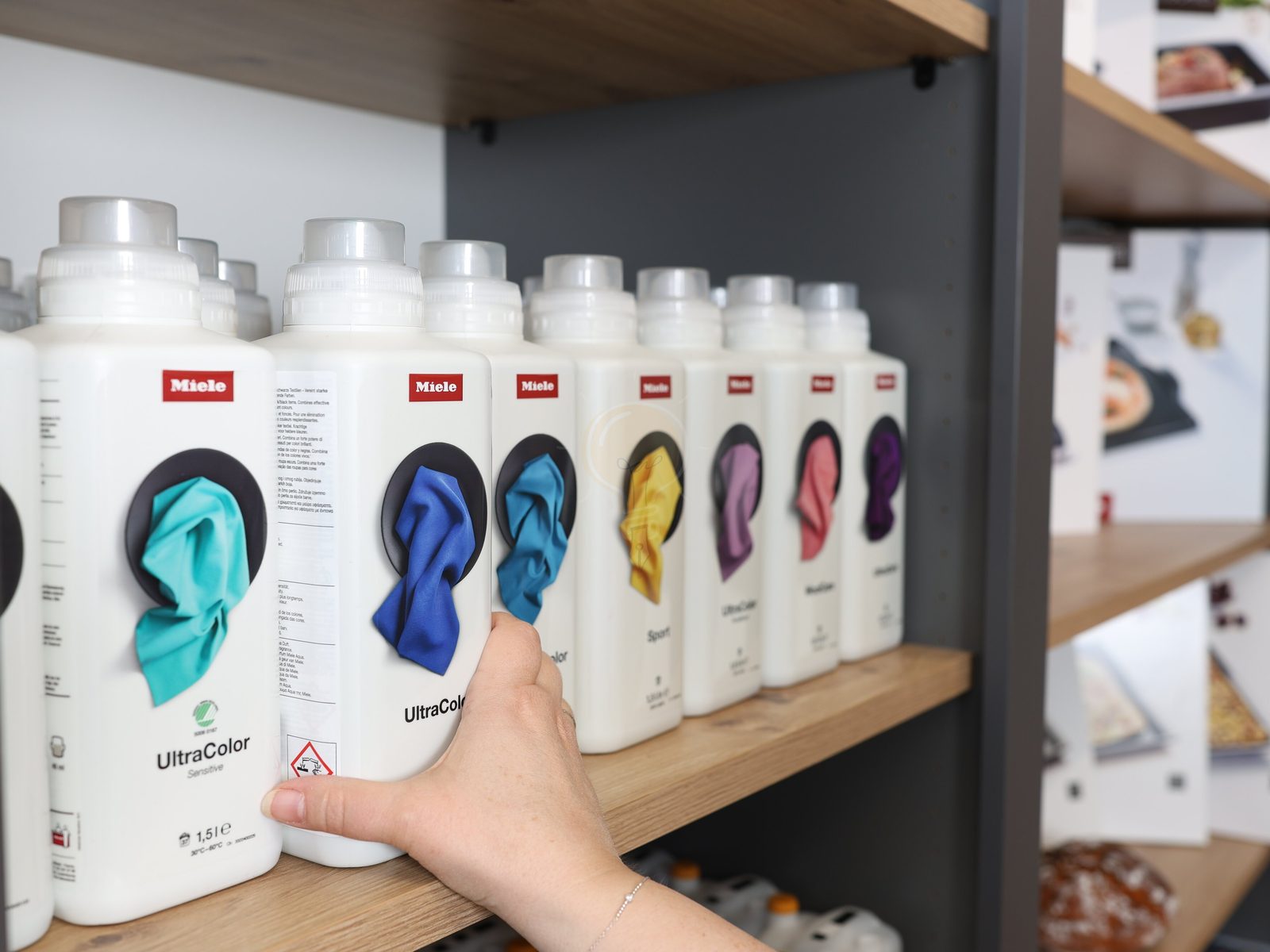 Dunkle Textilien künftig mit Flüssig- oder Colorwaschmittel waschen – die enthalten meist keine unlöslichen Enthärter.