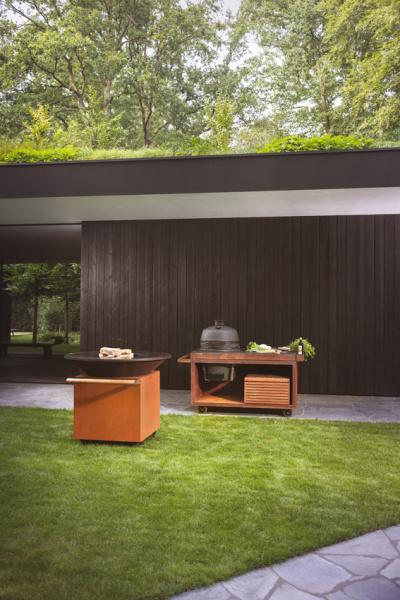 Ofyr_Serveerwagen-Zwart-houten-wand.jpg